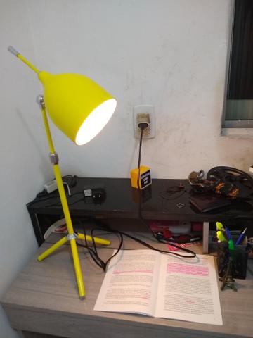 Luminária amarela de mesa