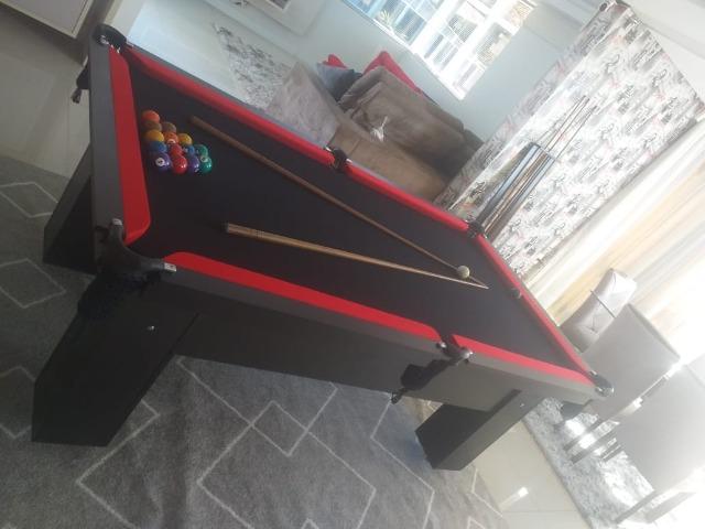Mesa Charme 4 Pés Laterais Cor Preta Tecido Preto e Borda Vermelha Mod. NXCM3857