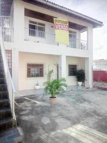 Casa Espaçosa, 2/4 reversível para 3/4, 2 Salas, Garagem, 1º Andar; em Itapuã-HC007