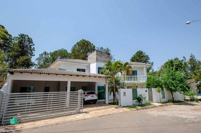 Casa com 5 suítes em condomínio. aceita permuta por apartamento. linda vista para um vale
