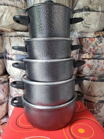 Conjunto de panelas craqueadas