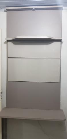 Painel de tv pequeno com bancada