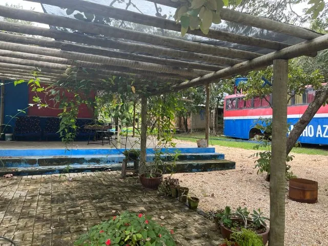 Chácara beira lago com casa