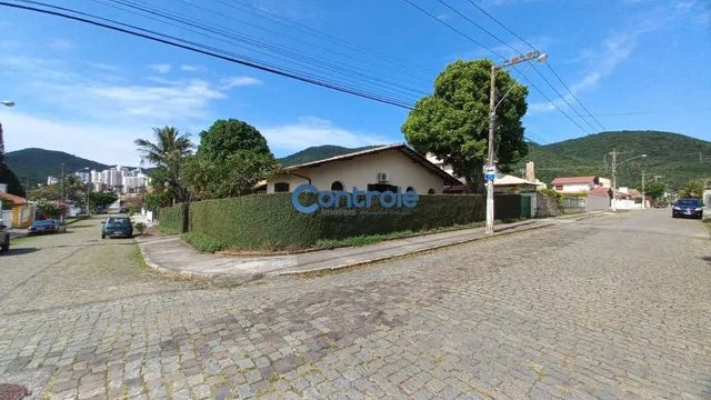 SM/Excelente casa em amplo terreno com 720m² e área construída de 250 m², 04 suítes.