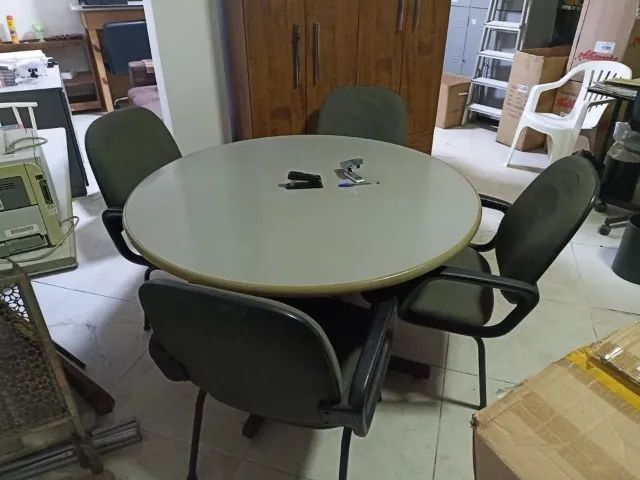 Mesa Redonda Cinza (1,20 diâmetro) com 4 Cadeiras