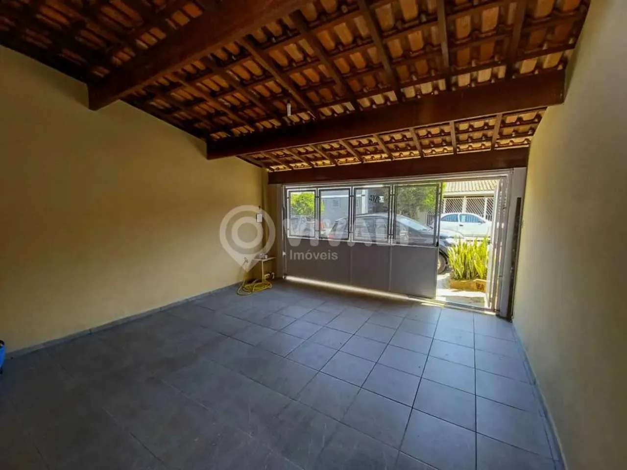 Casa de rua - / Residencial / Jardim Virgínia