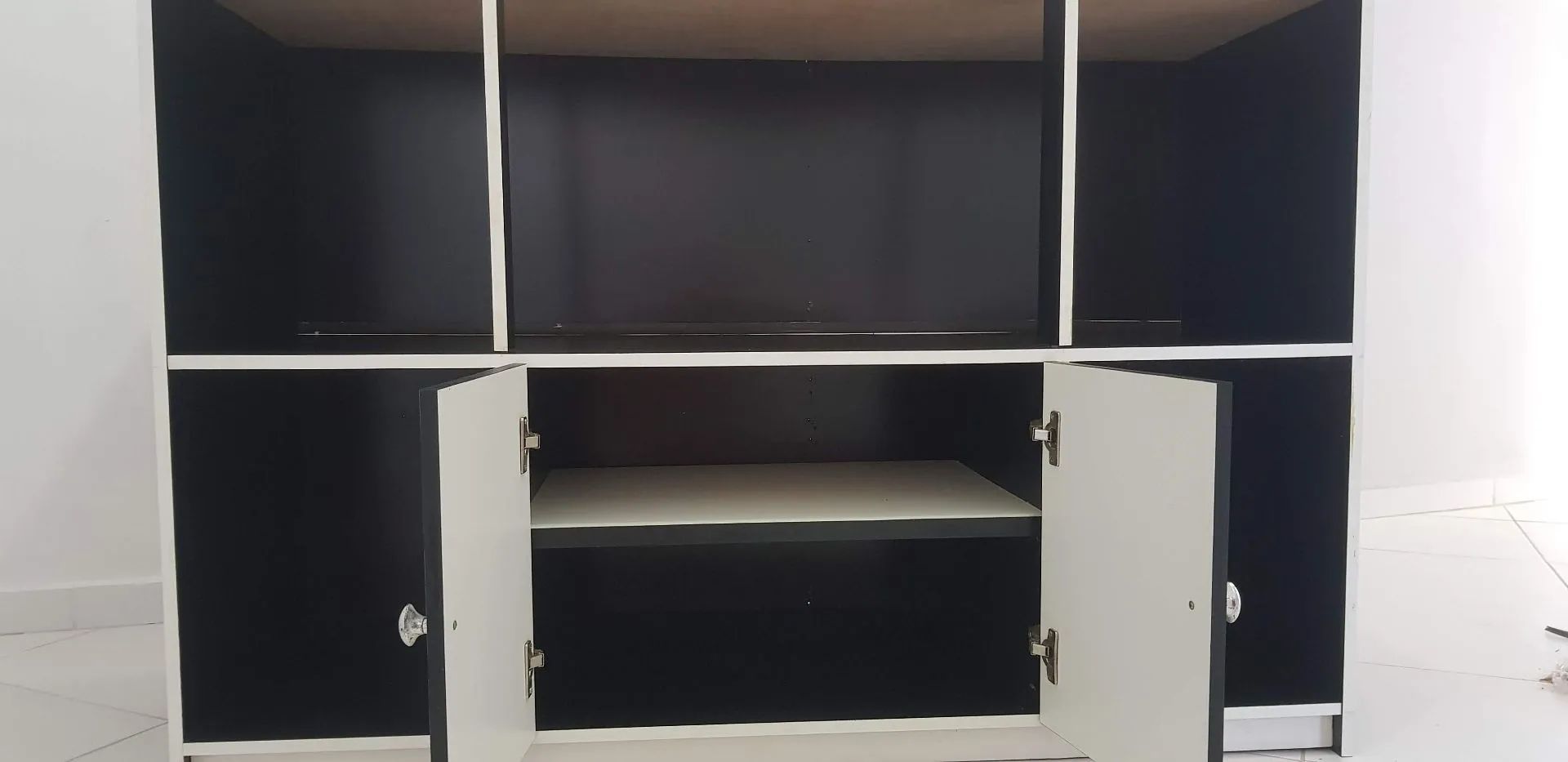 Rack de madeira preto e branco