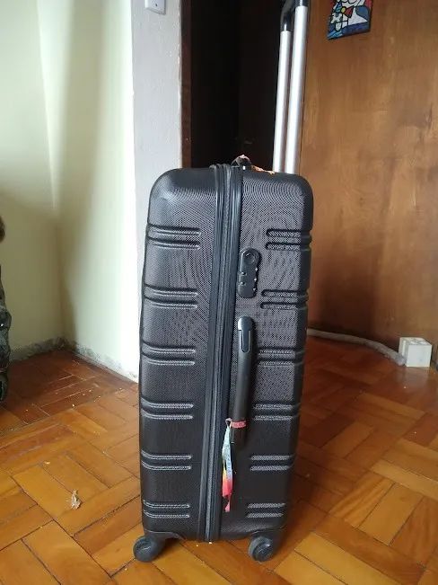 Mala rígida, preta com rodinhas - Foto 5
