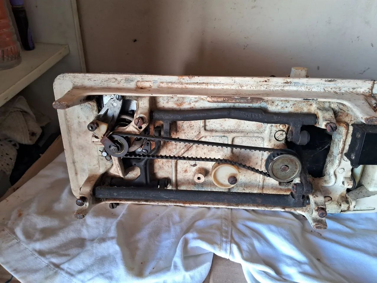 Vendo,Máquina de Costura Singer 270 Bobina Mágica - Foto 3