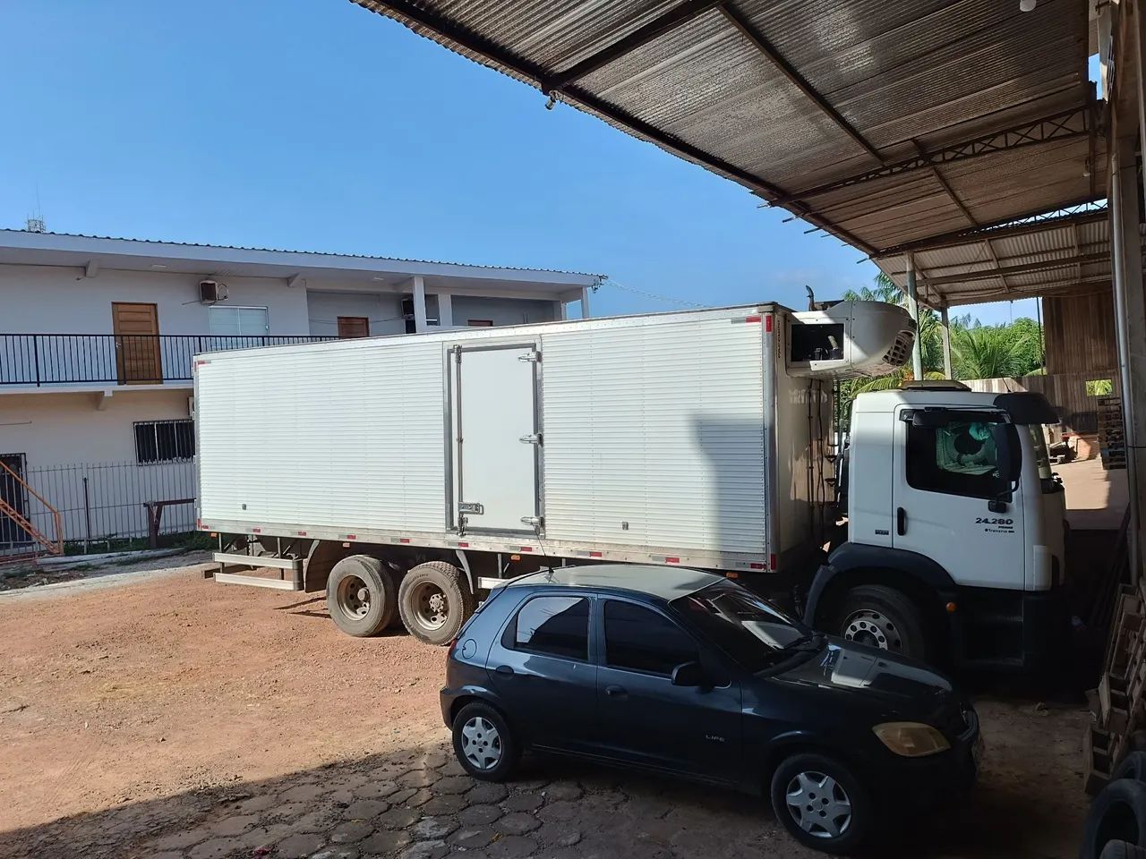 Caminhão baú frio 8 metros 24.280 completo  - Foto 7