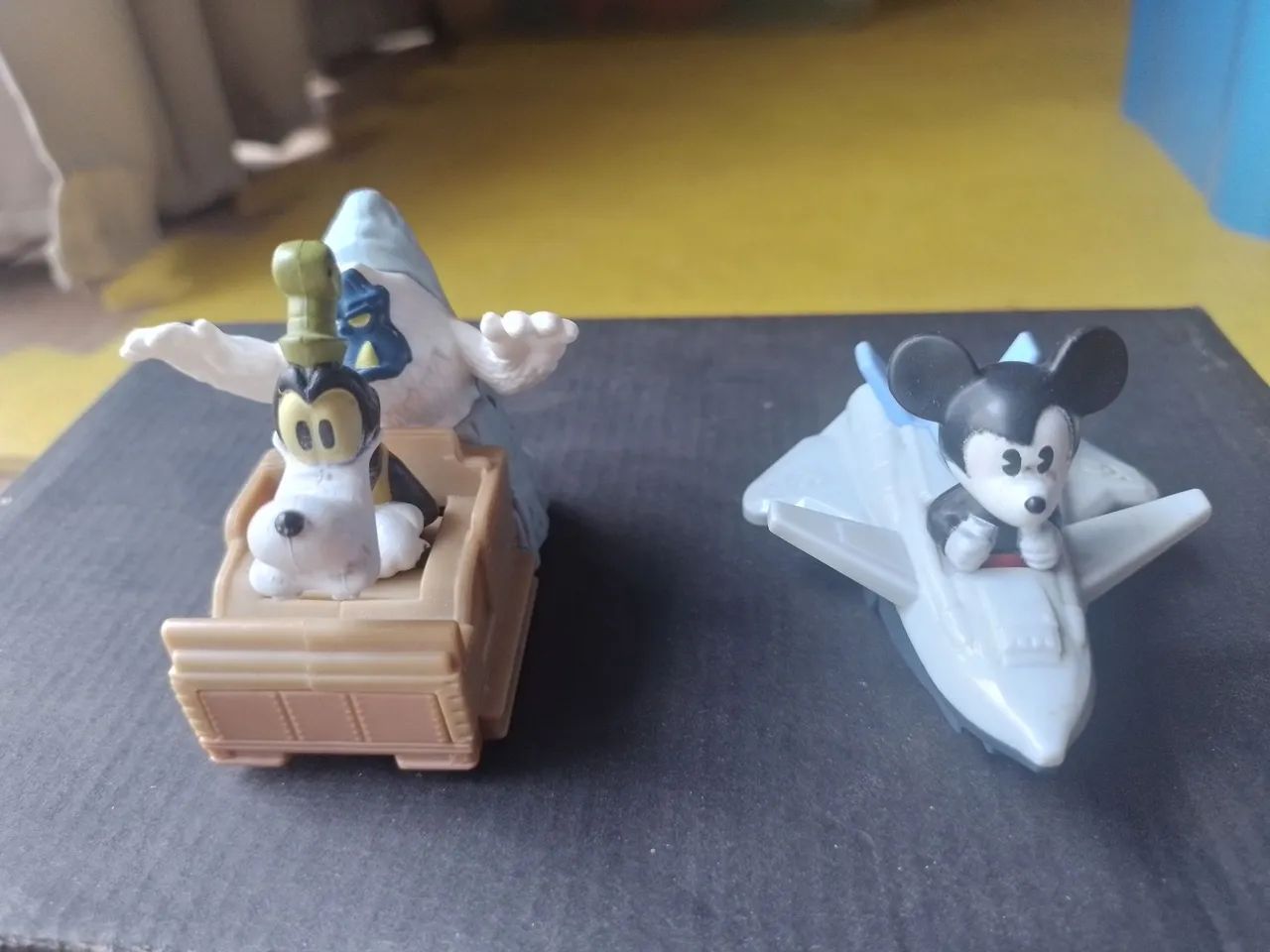 Boneco Mickey Mouse e Pateta nos seus carrinhos - Colecionáveis MC Donald's 
