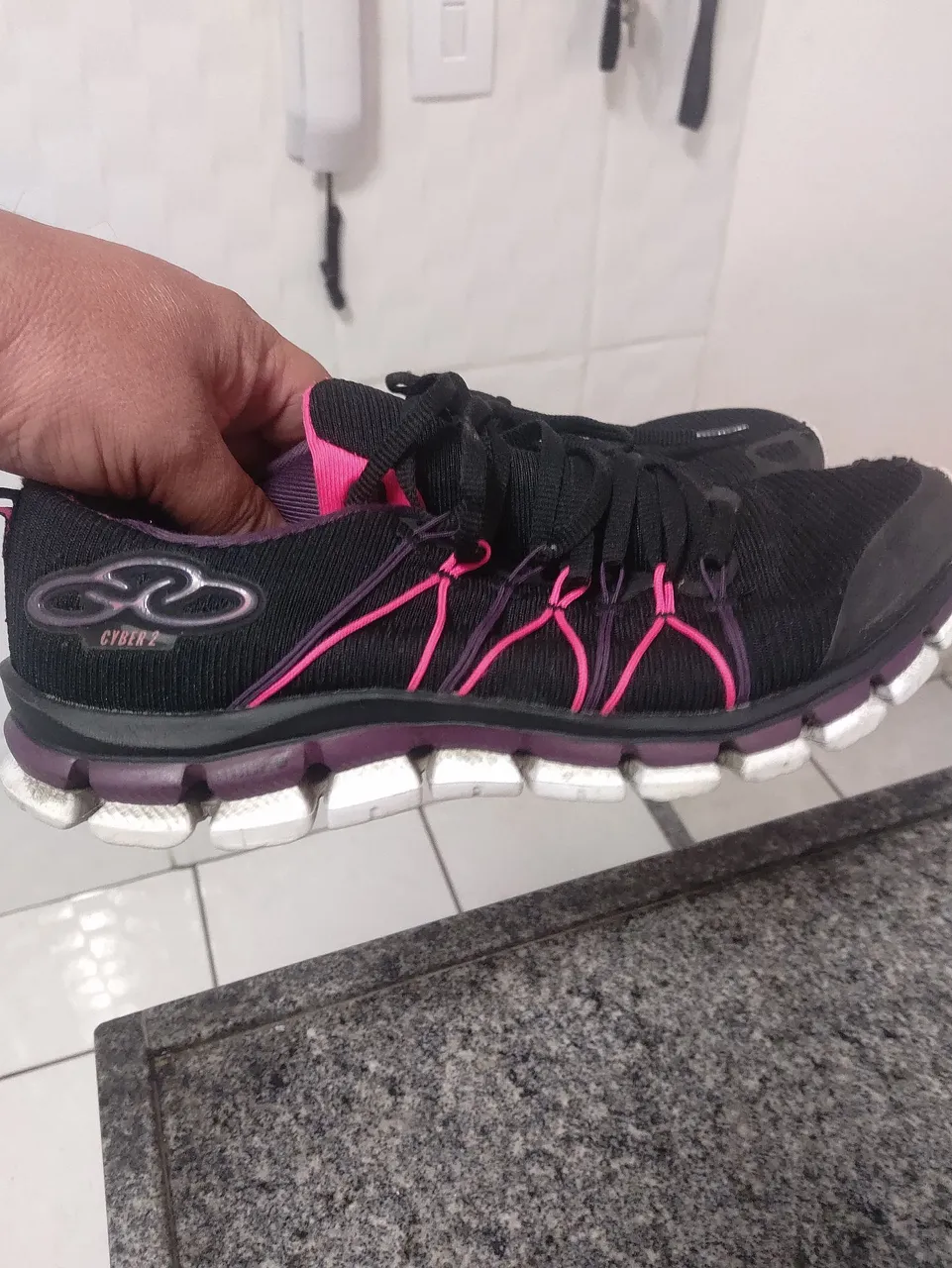 Tênis Olympikus Cyber 2 - Preto com detalhes rosa