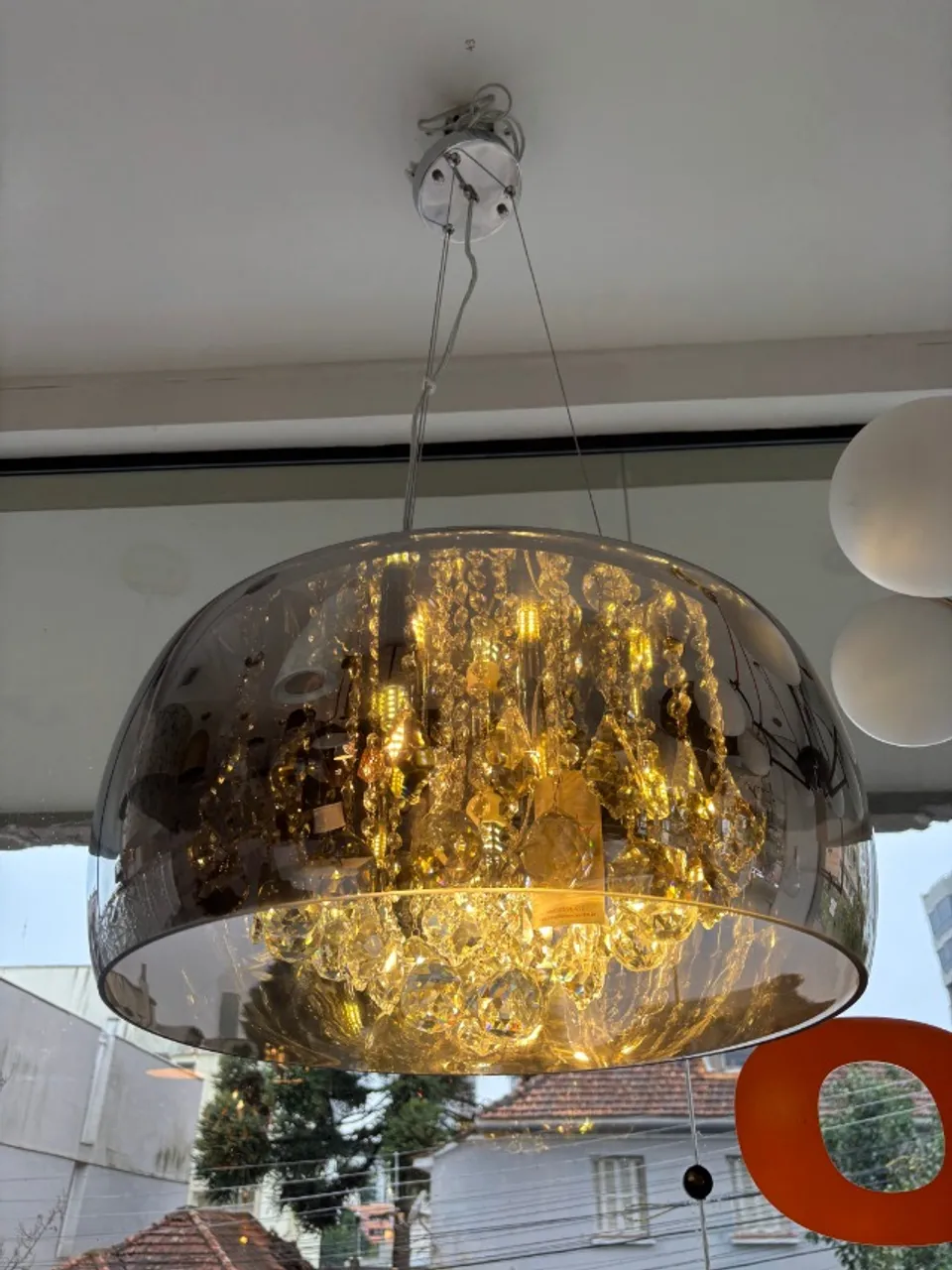 Lustre cúpula de vidro fumê e cristais centrais
