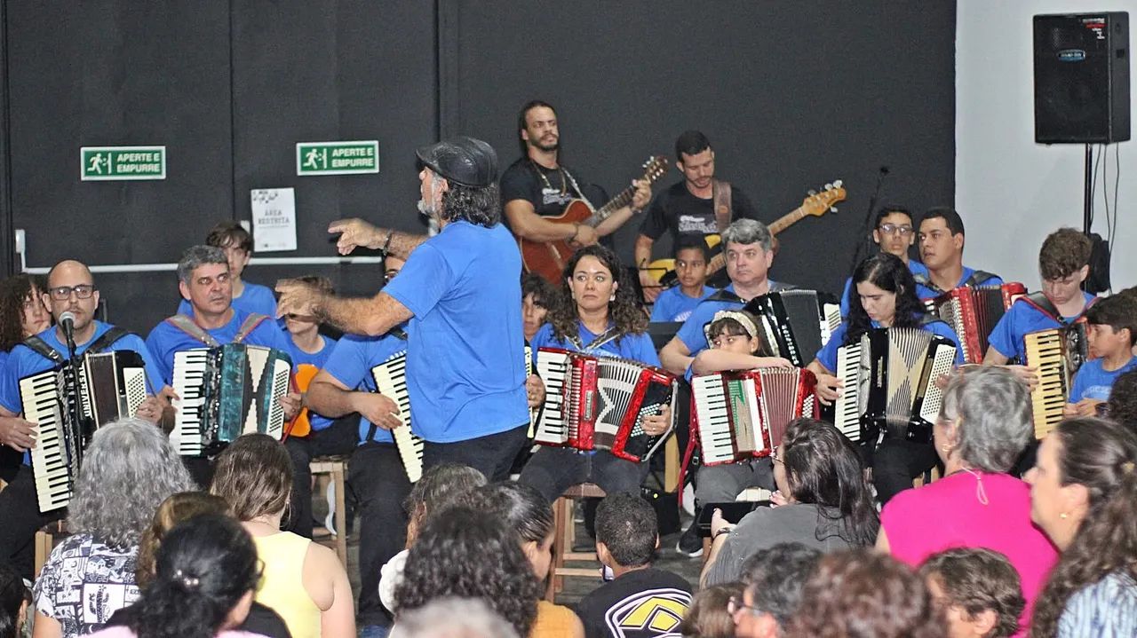 ACCORDION LESSONS FOR CHILDREN AND ADULTS ... THEORY AND PRACTICAL CLASS64298714556035123