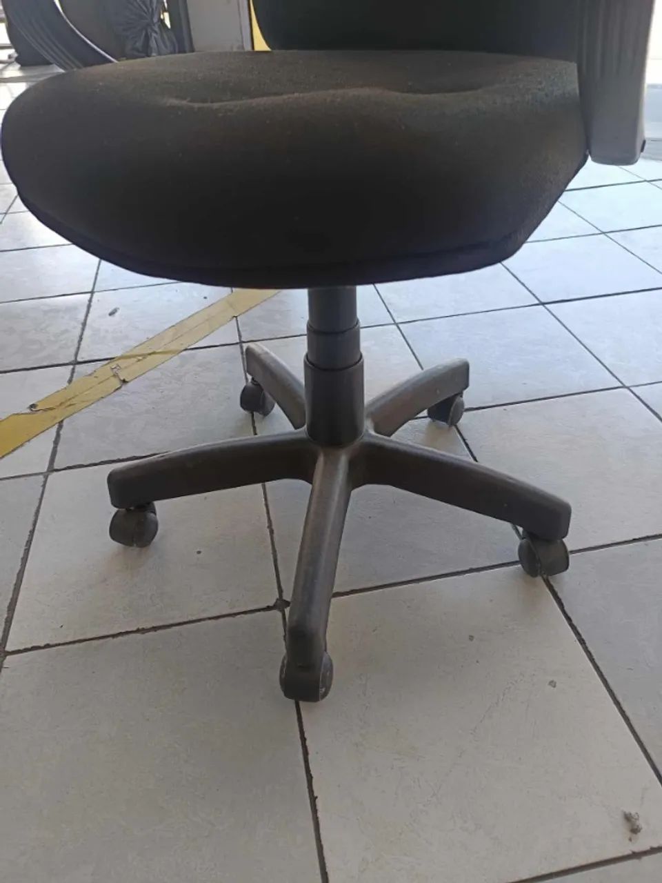 Cadeira para escritório giratória com rodinhas - Foto 3