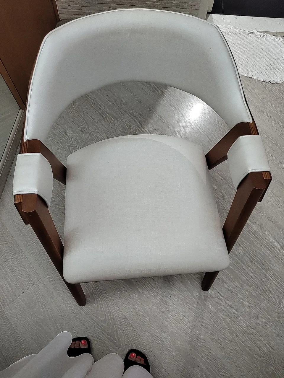 Cadeira de design moderno com detalhes em madeira