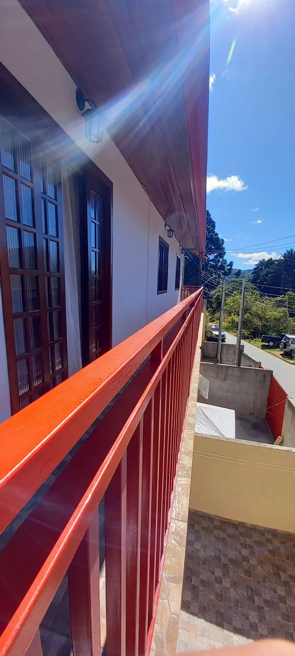 OPORTUNIDADE ÚNICA! Venda Direta de 2 casas +2 kitnets no centro de Campos do Jordão