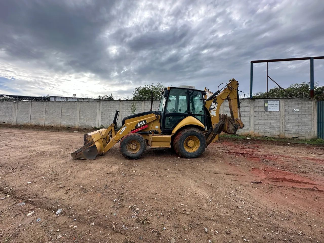 Retroescavadeira Caterpillar 416E 2014 4X4 