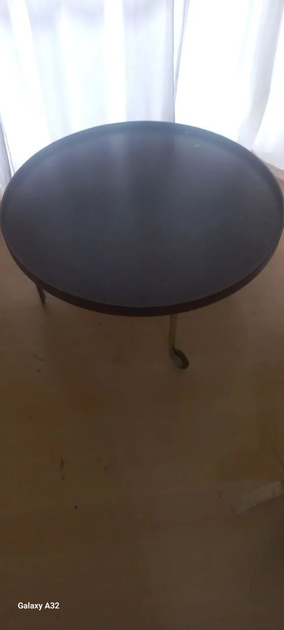 Mesa de canto redonda marrom escuro( mesa bar com rodas)