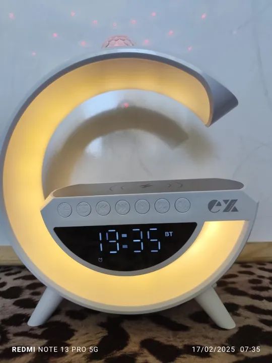 Luminária G RGB Colorida com Relógio Caixa de Som Bluetooth e Carregamento por Indução. - Foto 3