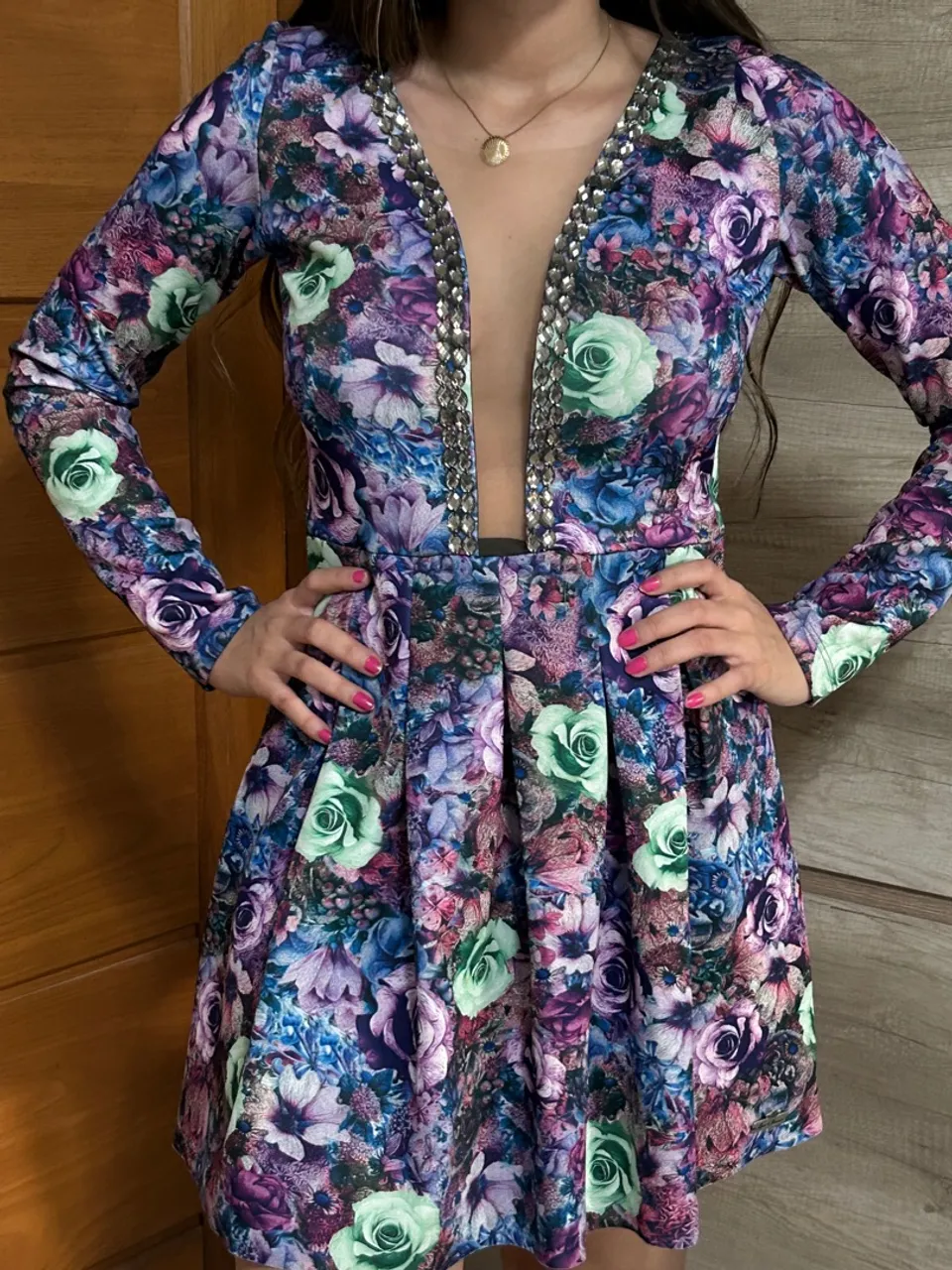 Lindo Vestido Floral com Detalhes Brilhantes