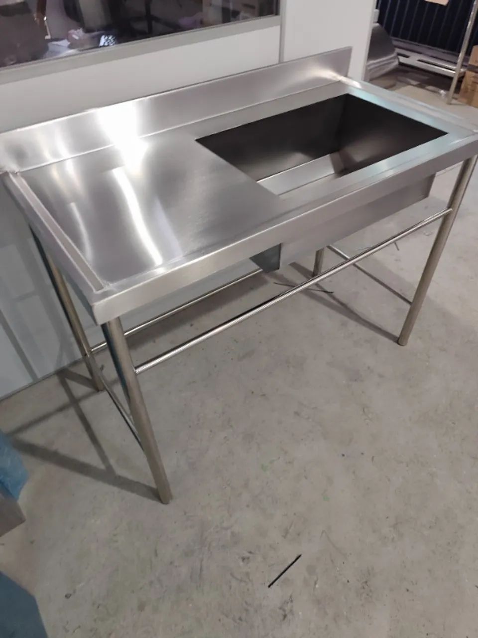 Pia fabricada em Inox, 110cm x 60cm, Cuba Única 50x40cm, Contraforte