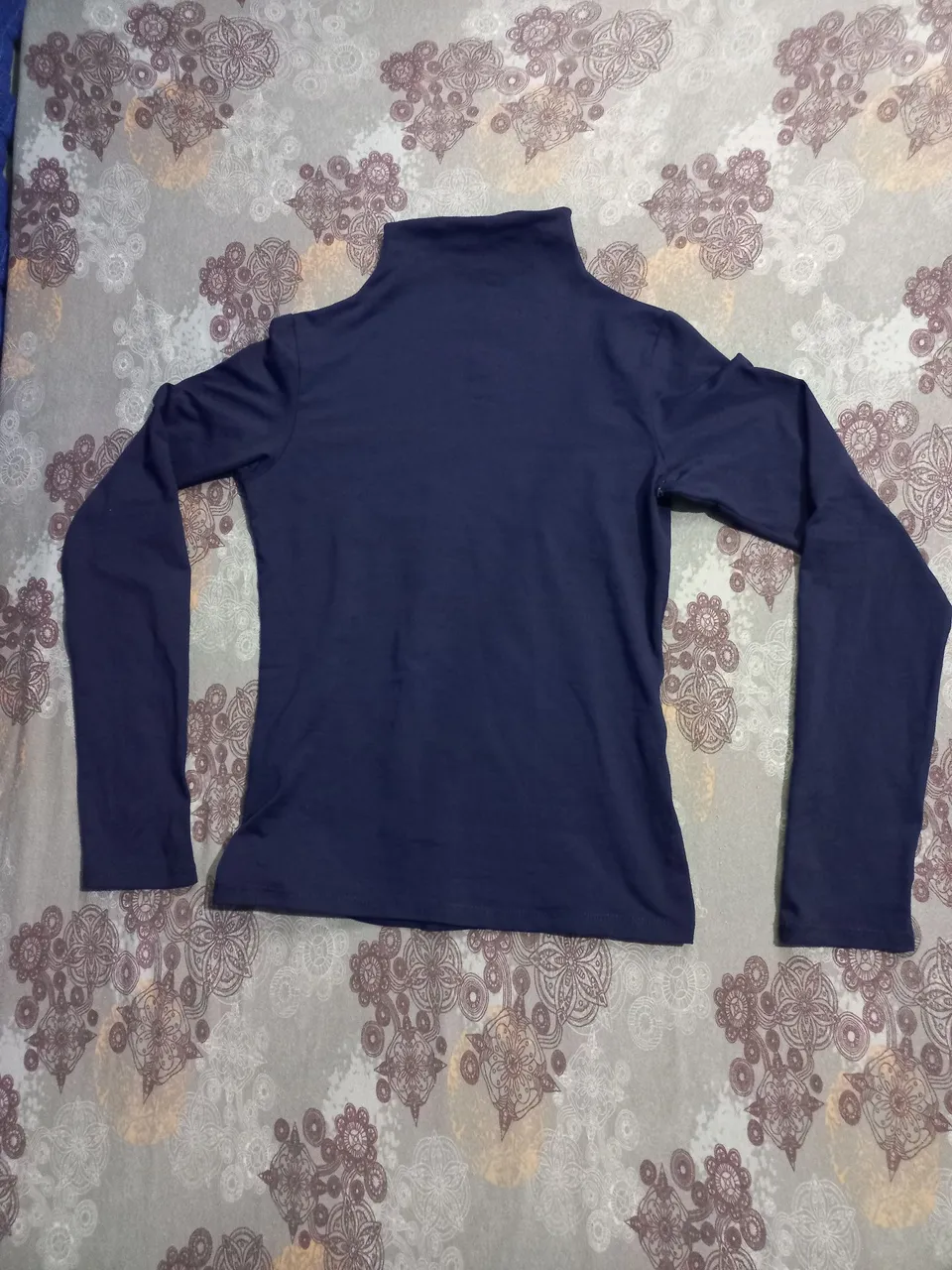 Blusa feminina de gola alta e manga comprida azul marinho