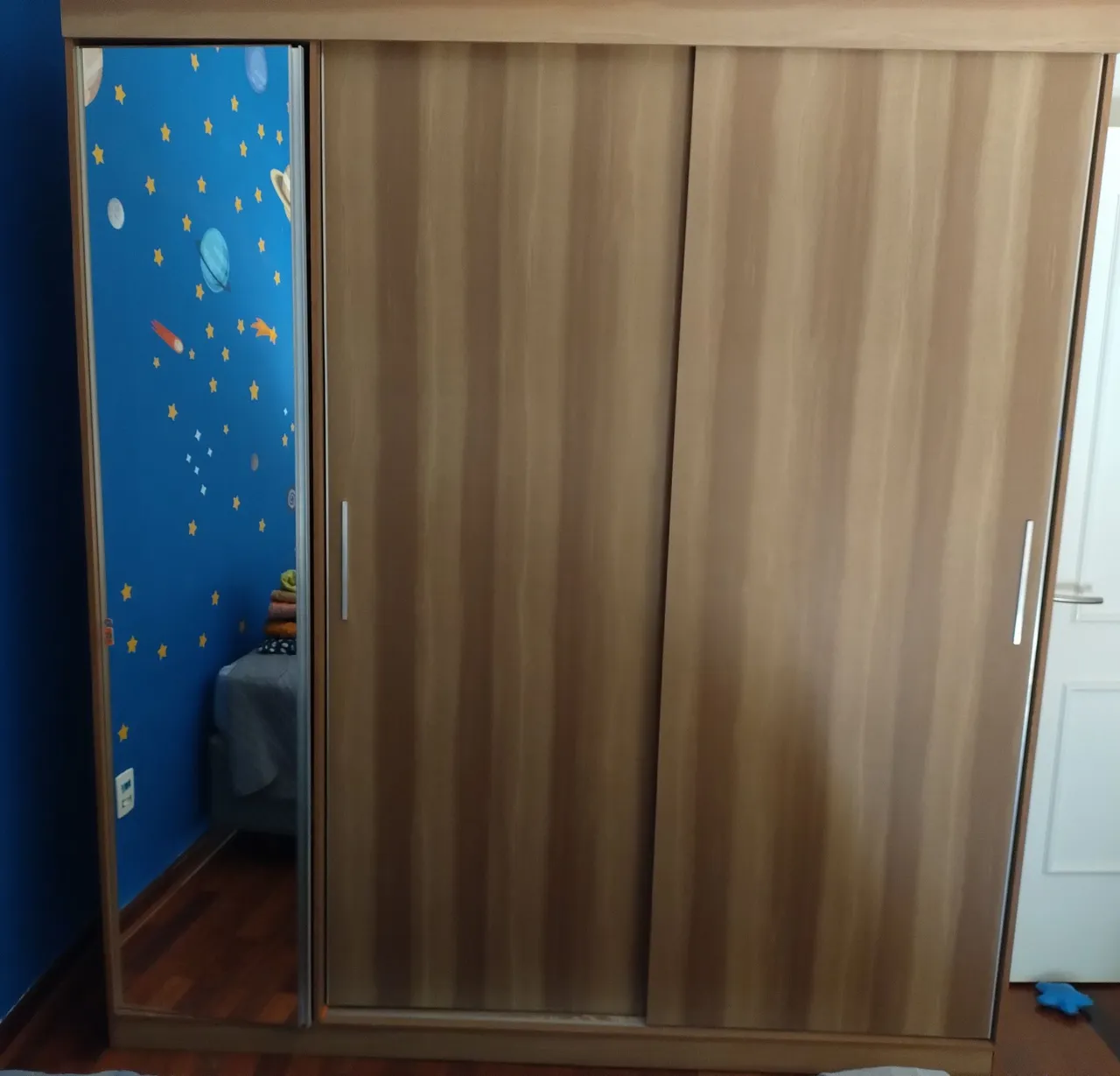 Guarda-Roupa 3 Portas de Cor Amadeirada
