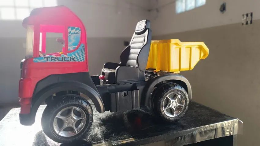 Caminhão Truck vermelho pedal magic toys Brinquedos e Jogos