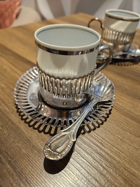 Xícara de café em prata com colheres de prata 