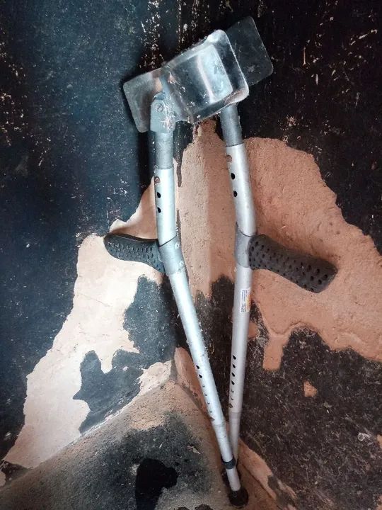 Muletas com braçadeira semi nova 