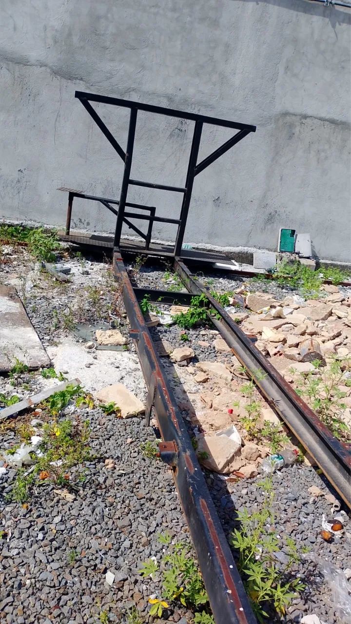 Sobrechassi com plataforma e malhal anteriormente utilizado em Munck - Foto 3