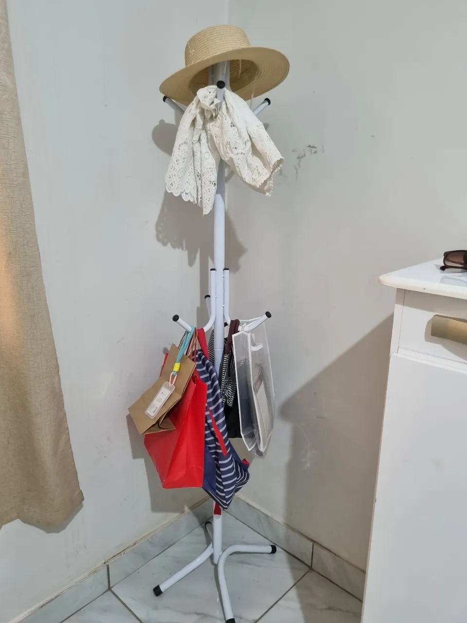 Cabideiro de chão branco para organização