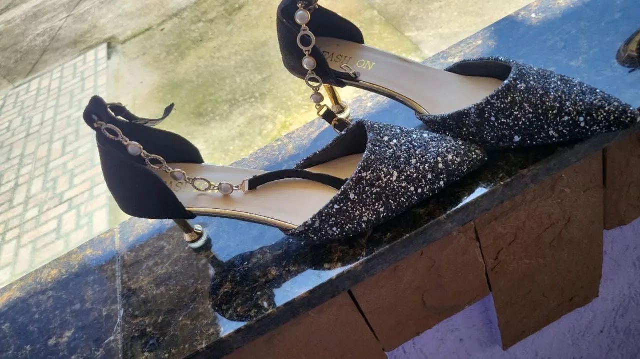 Sandálias de glitter pretas - Foto 2