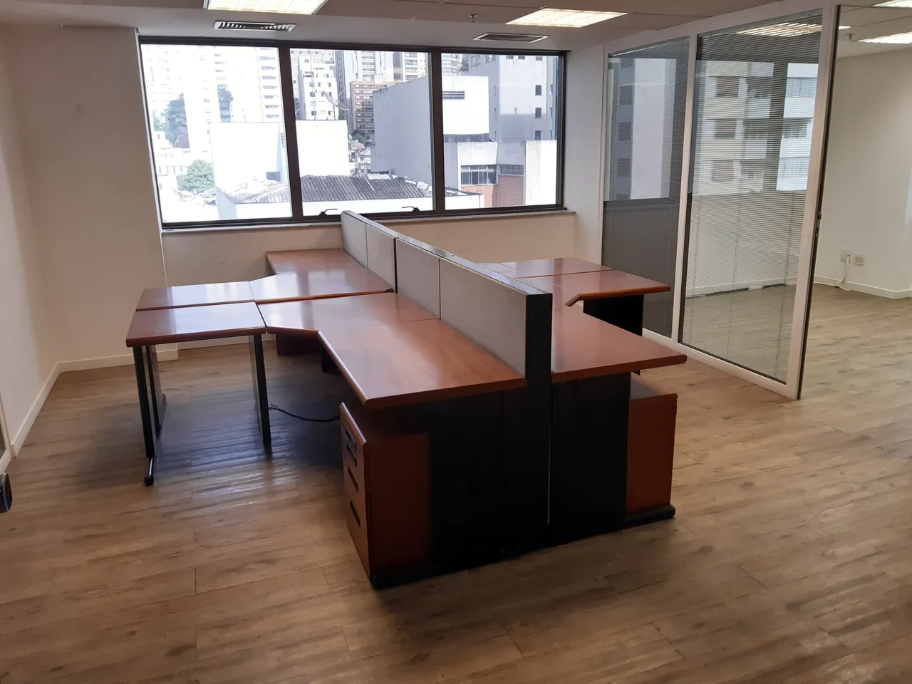 100 m2 de area util disribuidos em 5 salas, 2 banheiros, frente, face SUL