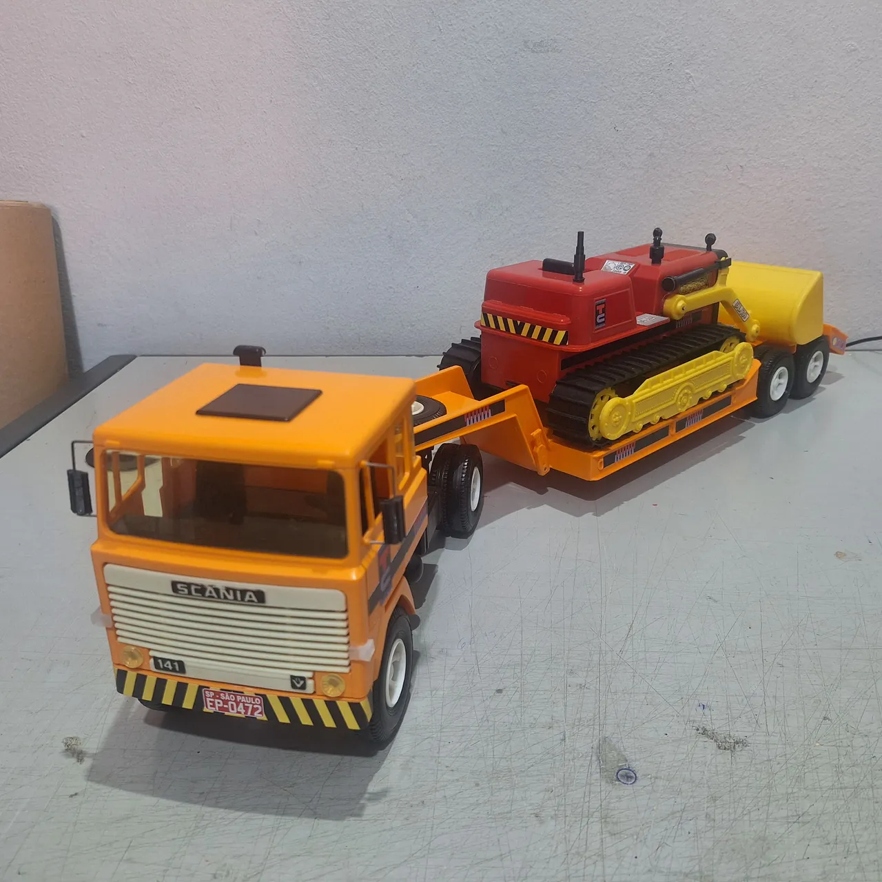 Caminhão Scania com Trator de Brinquedo