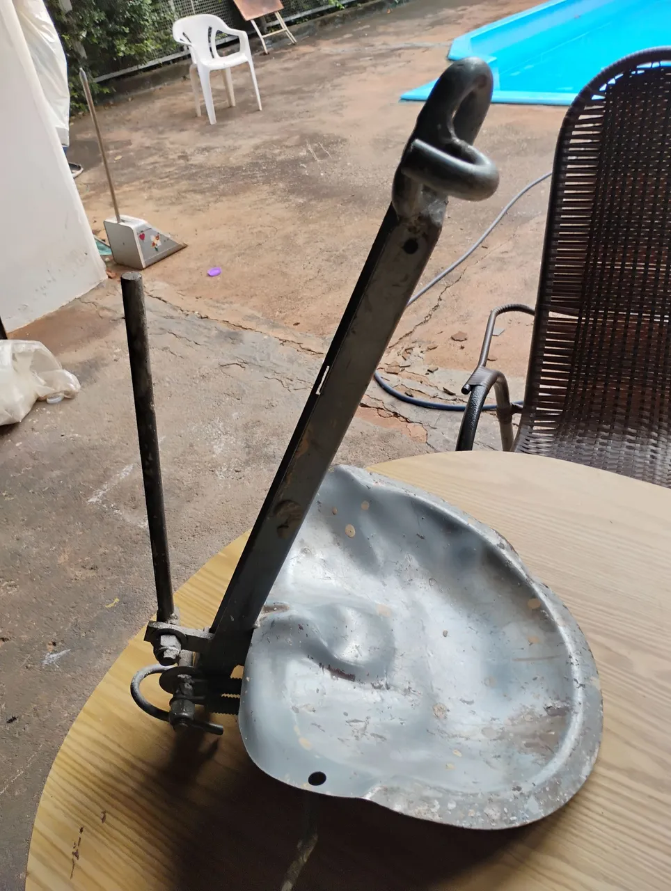 Banqueta de metal para descer em prédios