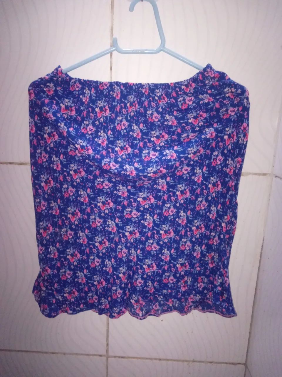 Saia estampada azul com flores