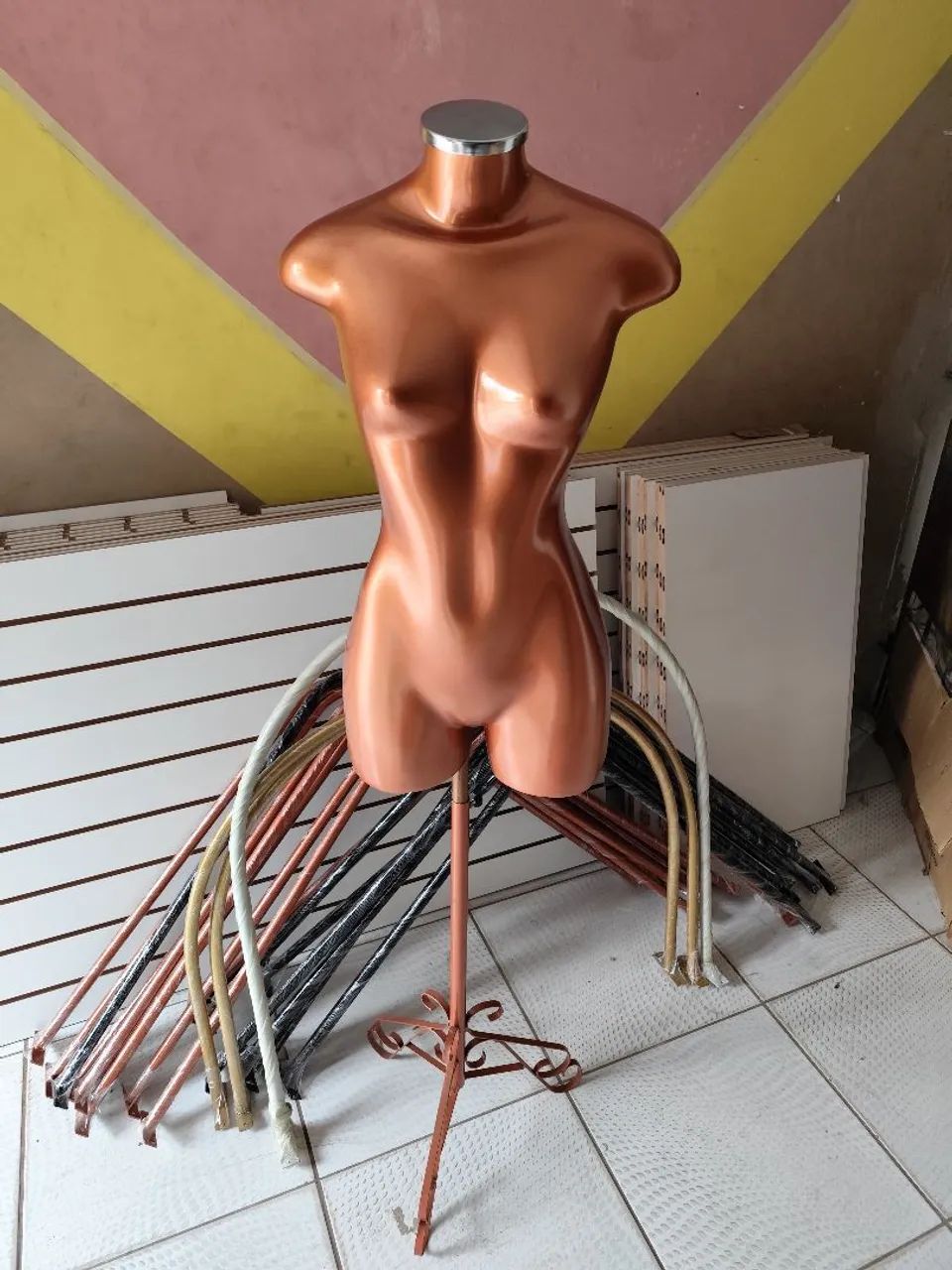 Manequim Feminino em Metal - Bronze