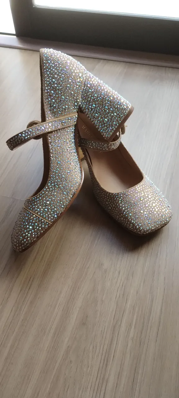 Sapatos de salto quadrado com pedrarias