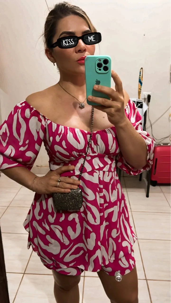 Macaquinho por baixo e vestido por cima estampado rosa e branco