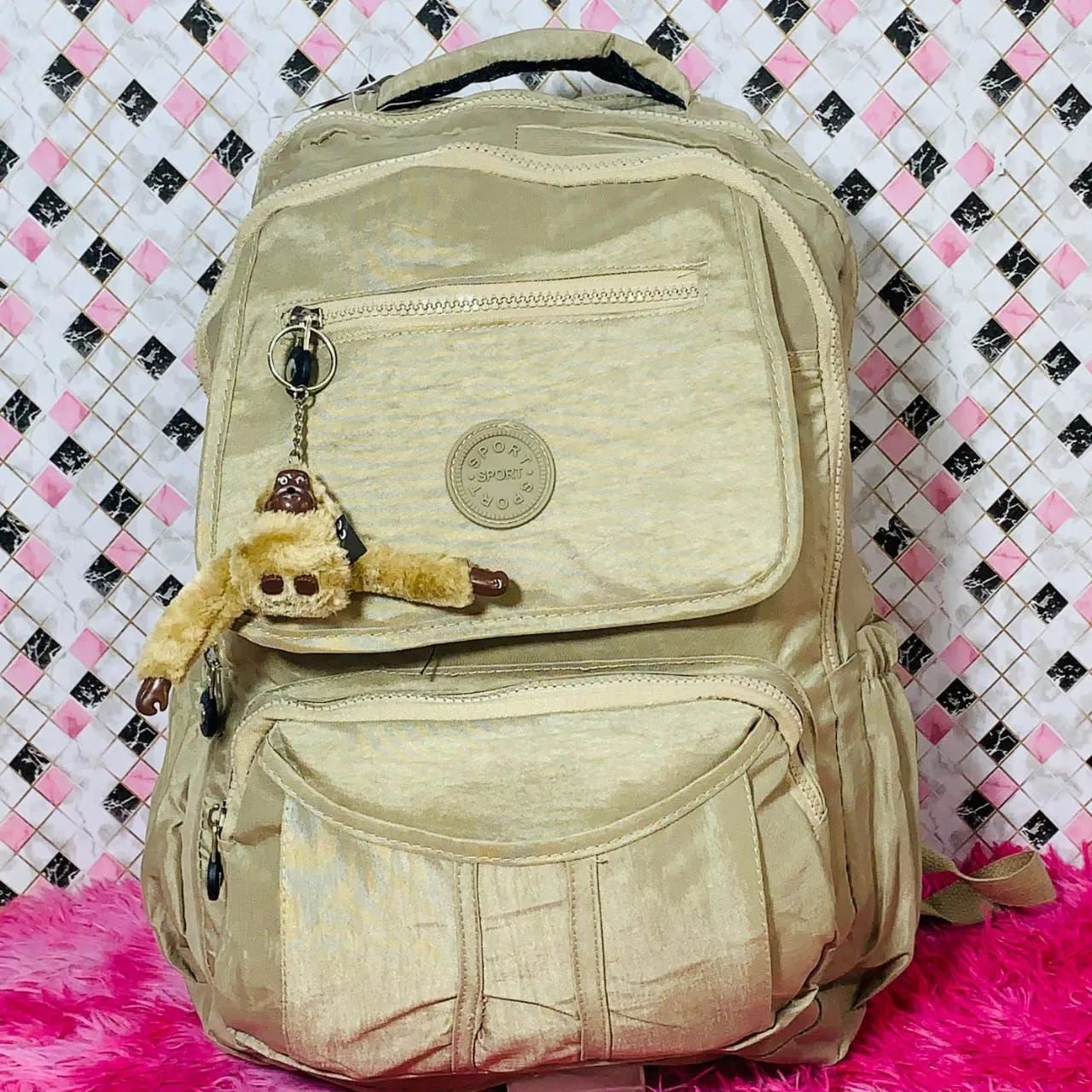 Mochila Bege com Chaveiro de Macaco64520814216706120