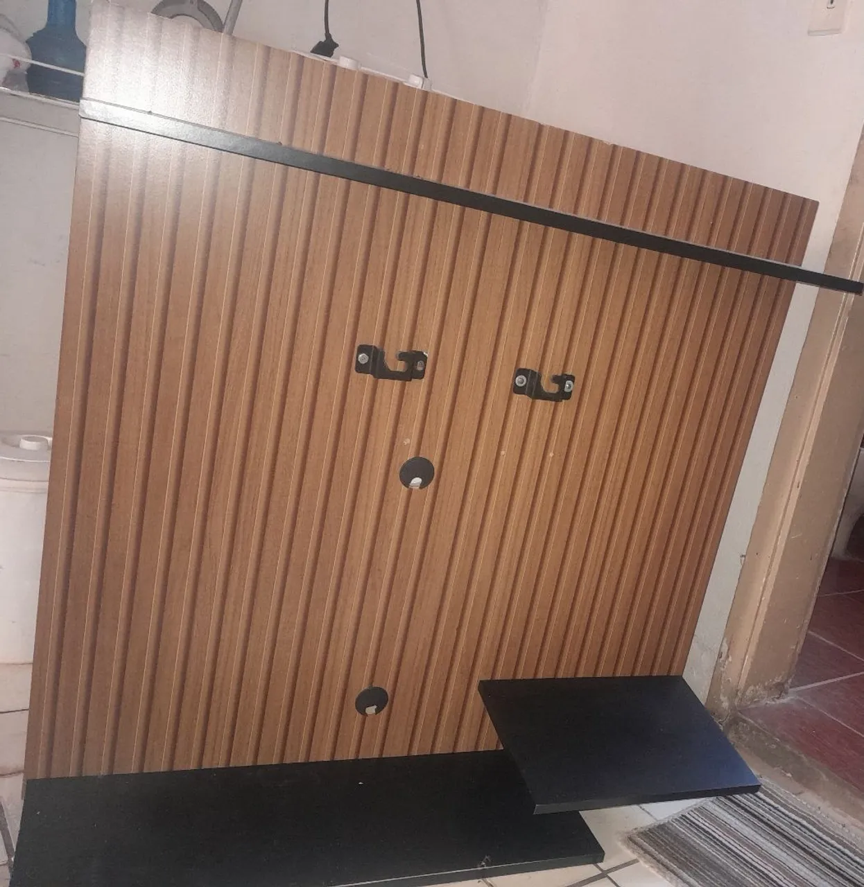 Painel para TV Amadeirado com Prateleiras