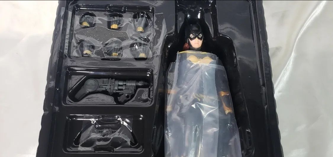 Figura De Ação Batgirl - Play Arts - Foto 4