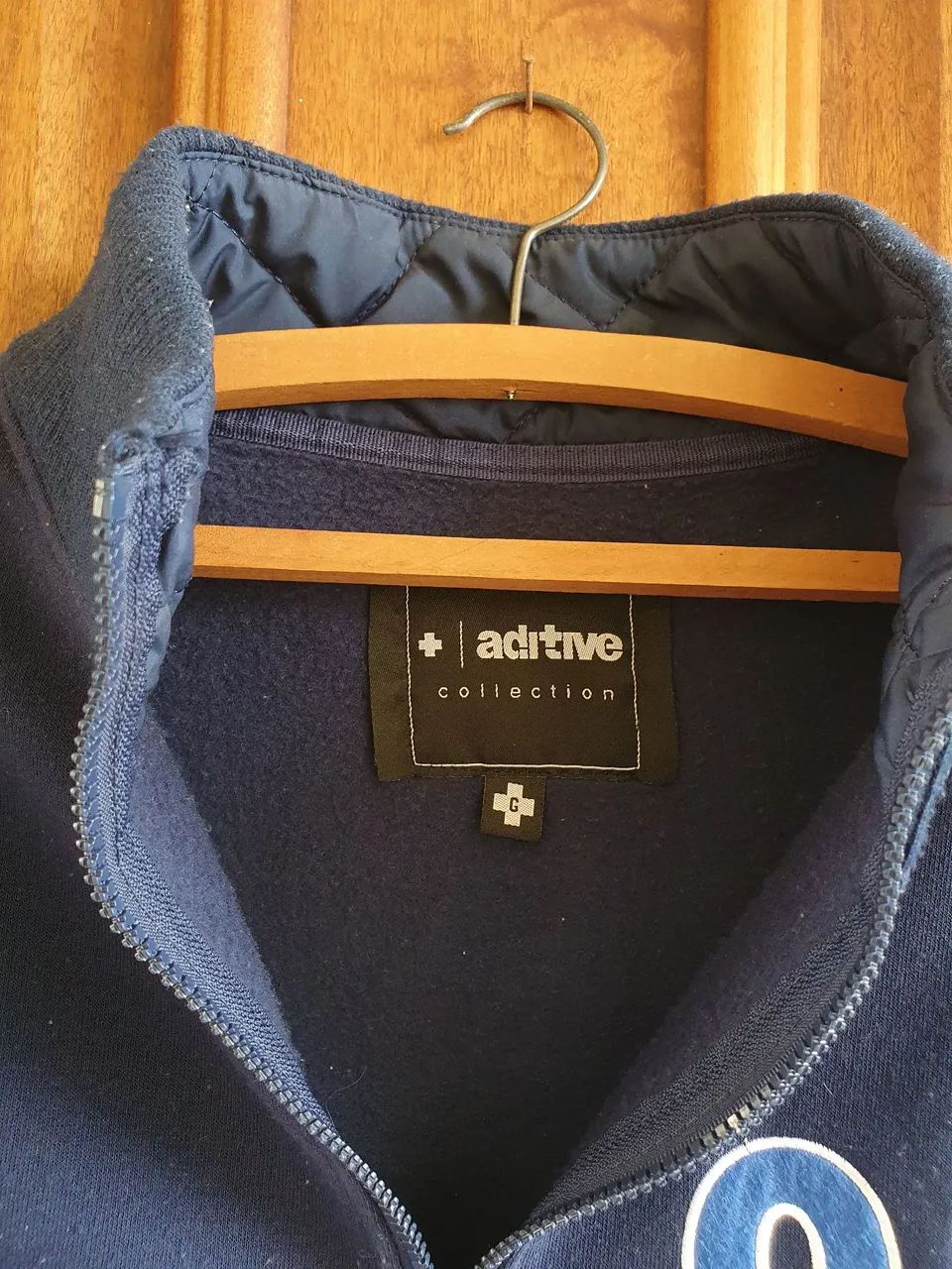 Jaqueta Bomber Azul Marinho com Detalhes Acolchoados - Foto 2