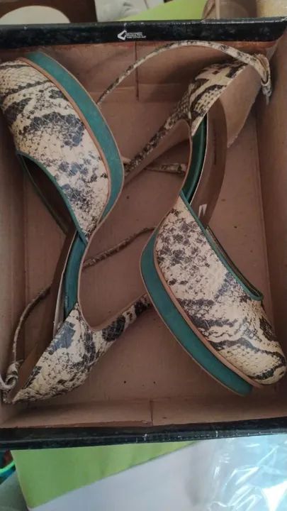 Sandália de Salto Alto com Detalhe em Cobra