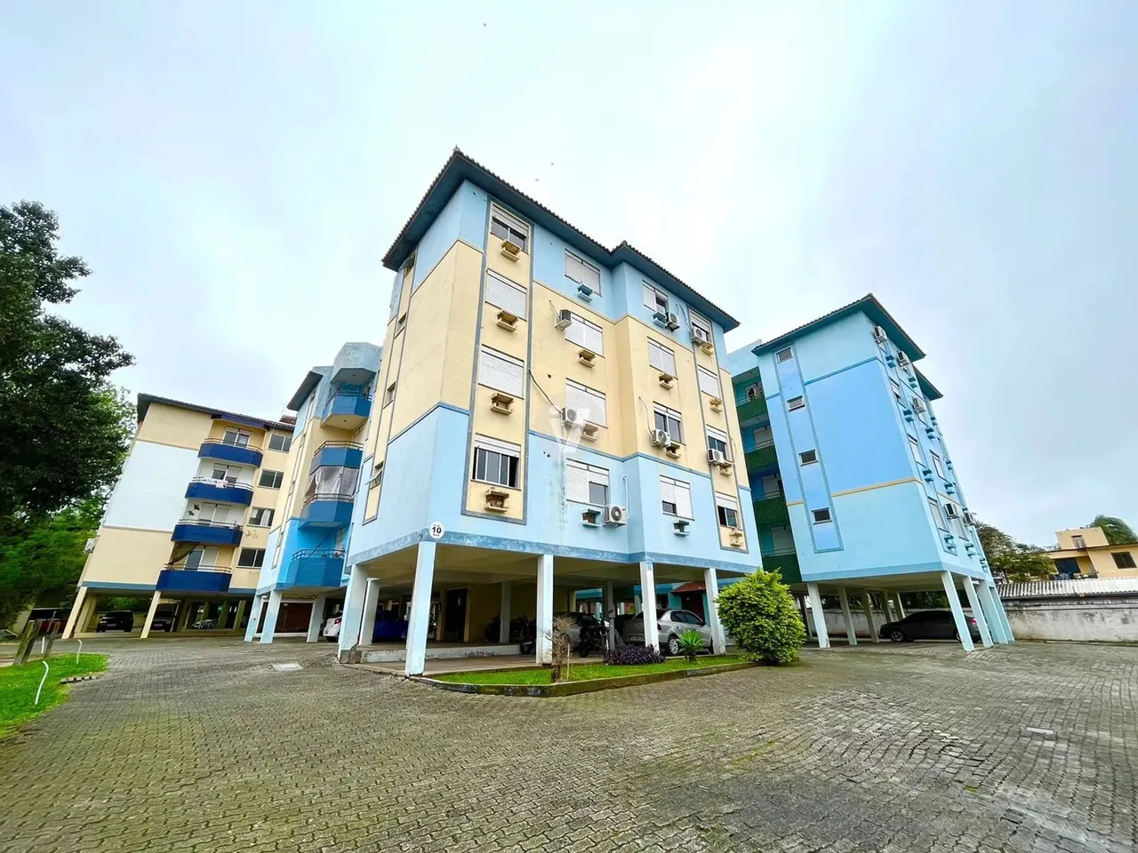Apartamento dois dormitórios, sacada e box de garagem no bairro Duque de Caxias