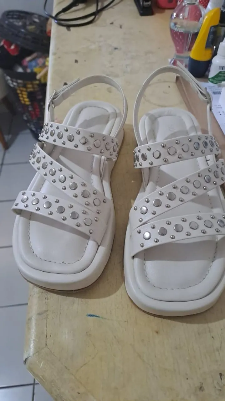 Sandálias femininas brancas com detalhes