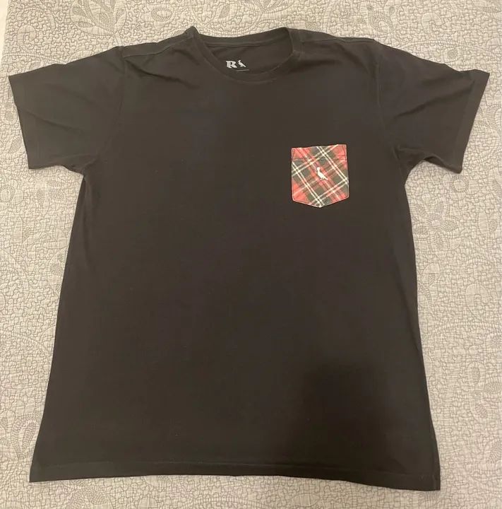 Camiseta Reserva Preta com Bolso.