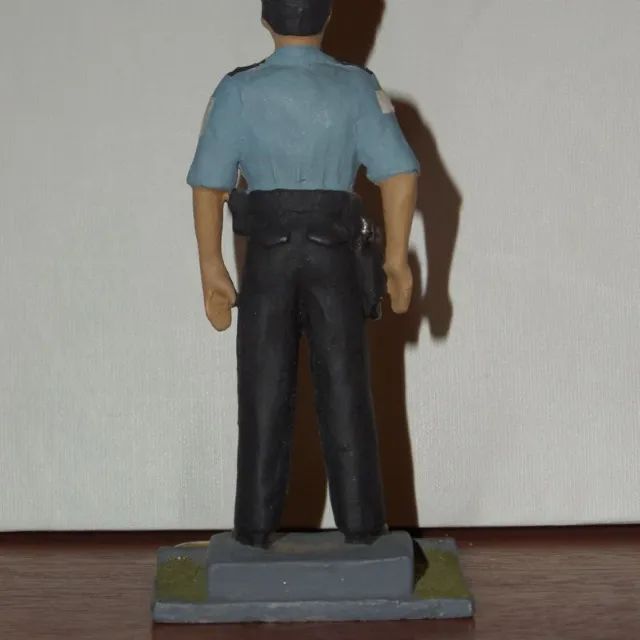 boneco policial em chumbo - Foto 2